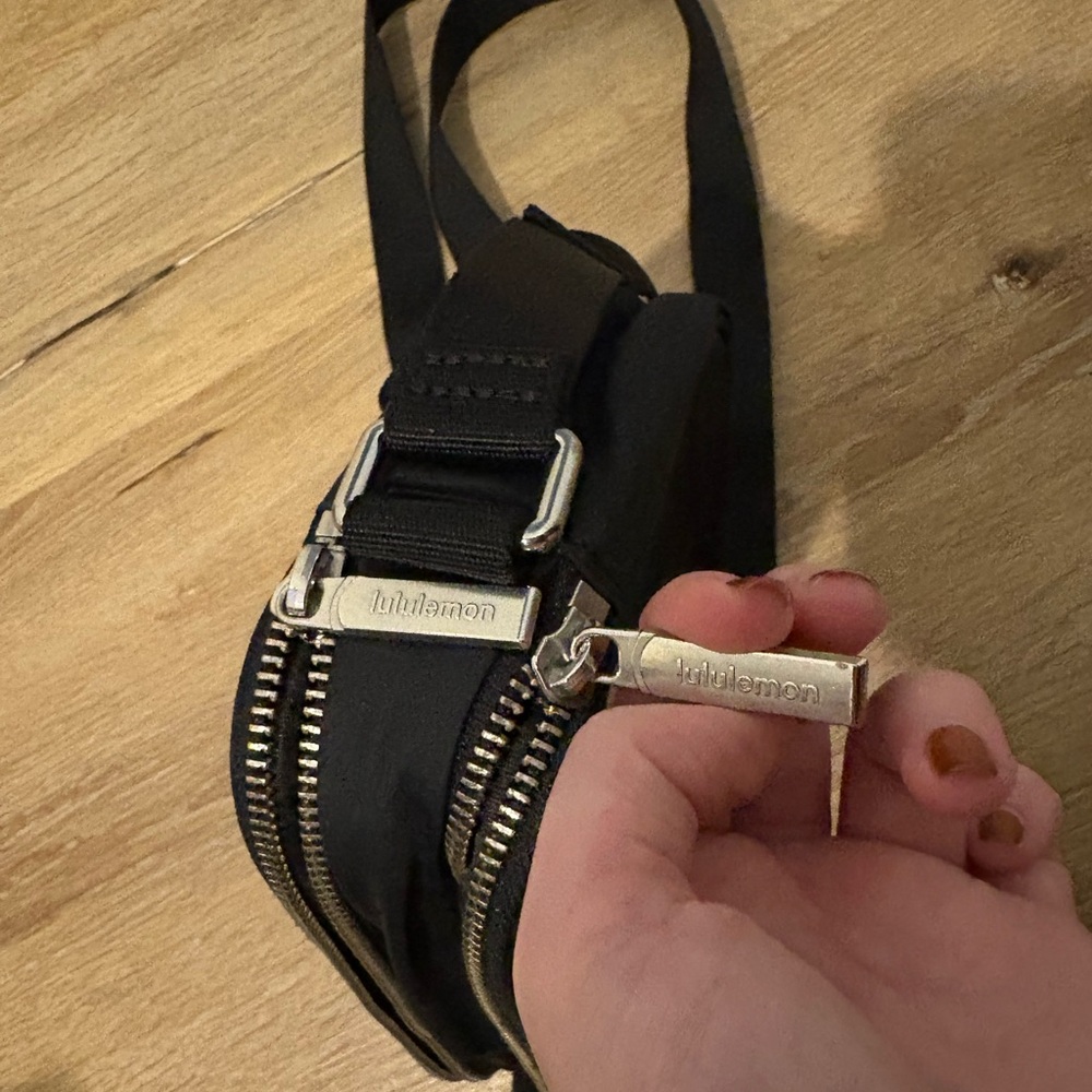 Lululemon Crossbody Camera Bag 2L in Black / Silver - Picture 11 of 15